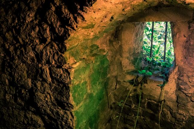 ... Kein Entkommen...      Fenster im Verlies Burg Amlishagen