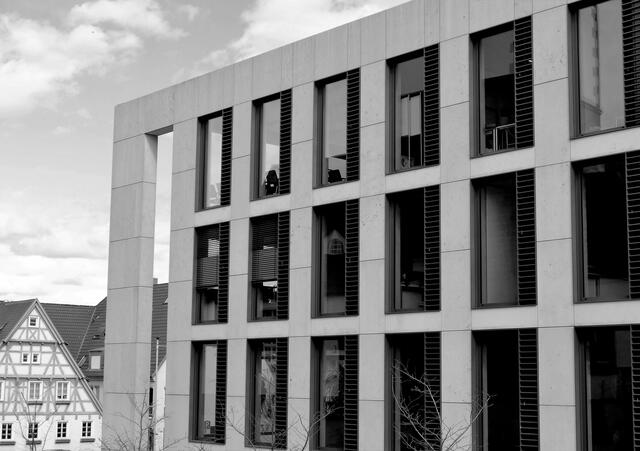 modernes Rathaus und altes Gebäude