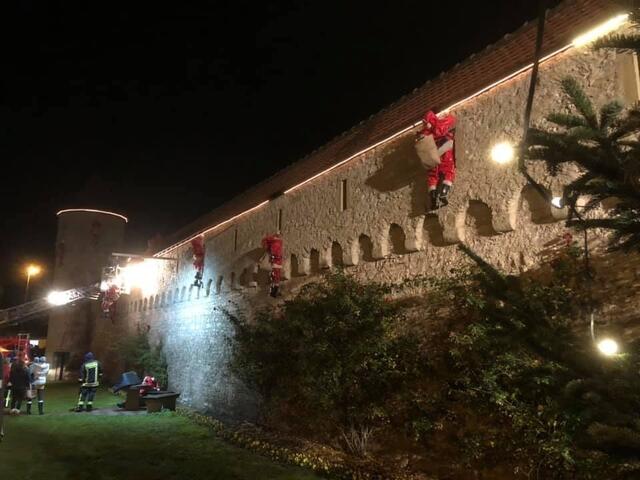 Immer mehr Nikoläuse hängen am Wehrgang