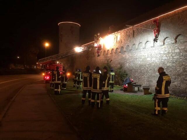 Vier Wochen lang gehört die Stadtmauer den Weihnachtsmännern