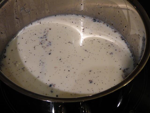 Milch mit Vanillemark und Schote erhitzen