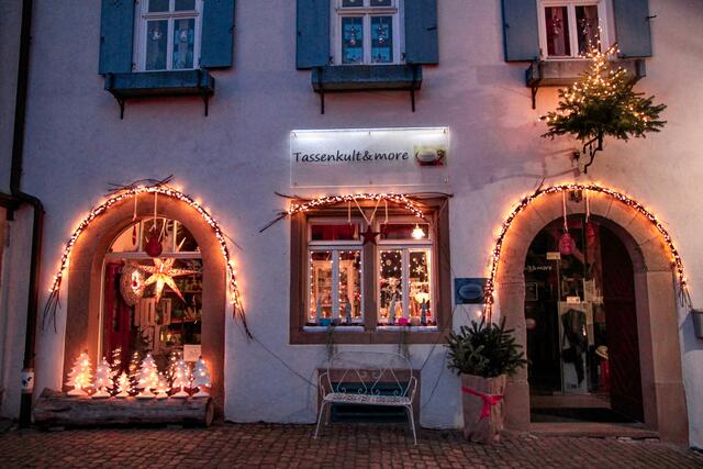 Weihnachtliche Tür und Fenster in Bad Wimpfen
