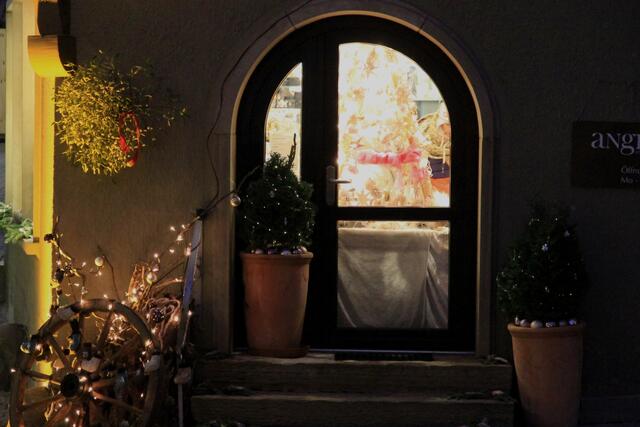 Tür mit Weihnachtsschmuck in Bad Wimpfen