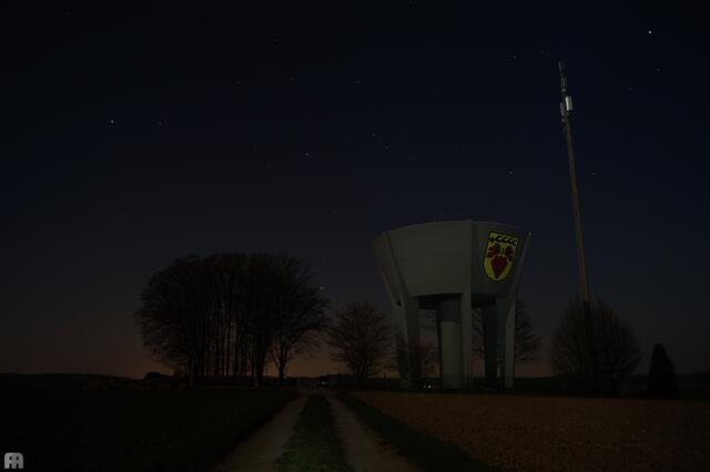 Wasserturm Bretzfeld bei klarer Sternennacht