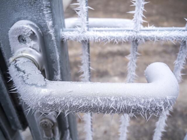Eisentürgriff im Frost auf dem Böckinger Sportgelände