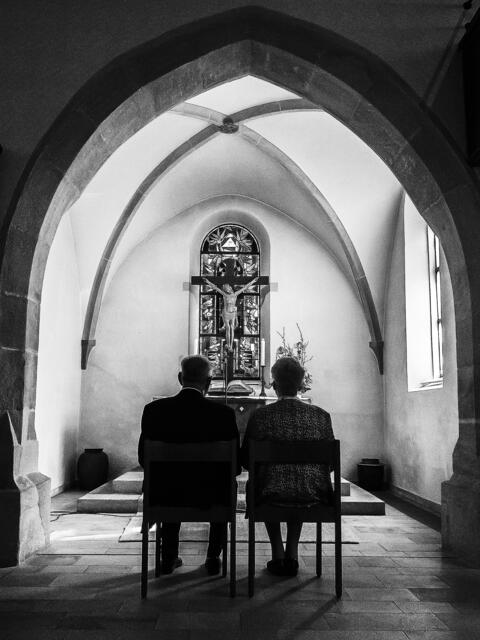Erleuchtung durch das Altar - und Seitenfenster der Kapelle in Musberg/Stuttgart