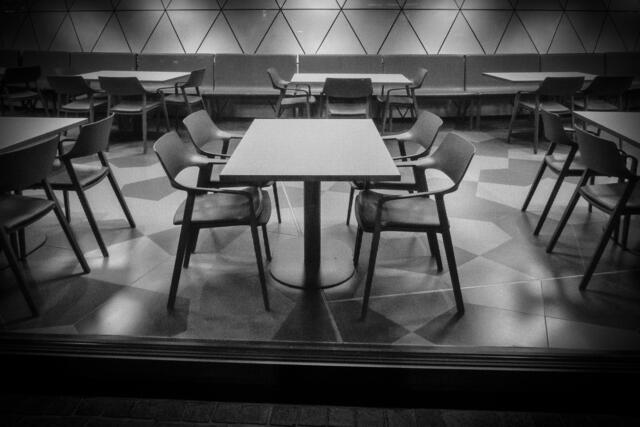 Feierabend  -  Durchblick ins Restaurant der Experimenta