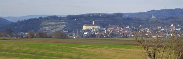 Der Blick schweift über Schloss Horneck bis zur Burg Hornberg