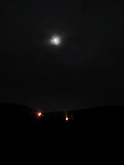 Auf dem Rückweg noch eine Aufnahme vom kalten Licht des Mondes und den heißen Holzfeuern.