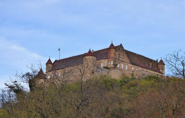 Viele Türmchen schmücken Burg Stettenfels