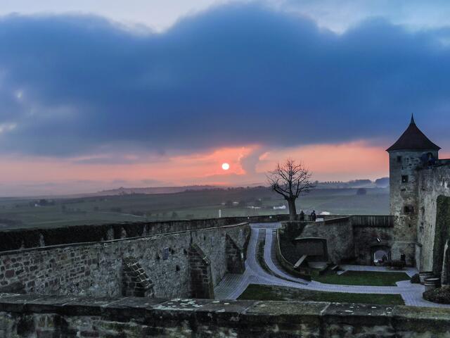 Sonnenuntergang auf Burg Stettenfels