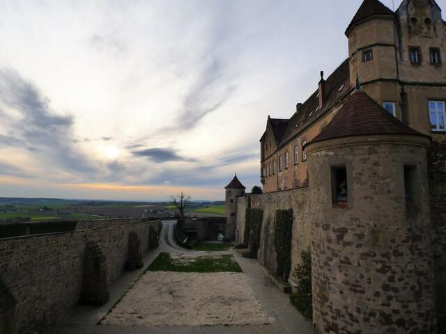 Burg stettenfels schaut übers Land