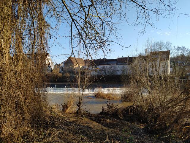 Oedheimer Wehr mit Wasserturm im Hintergrund
