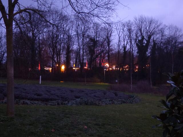 Die Lichter des Glühweinmarktes sind schon von weitem zu sehen - im Vordergrund das Lavendellabyrinth im Salinengarten.