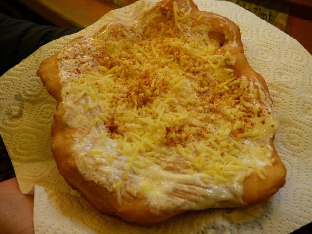 …. hier mit Knoblauchcreme bestrichen und mit Käse bestreut.