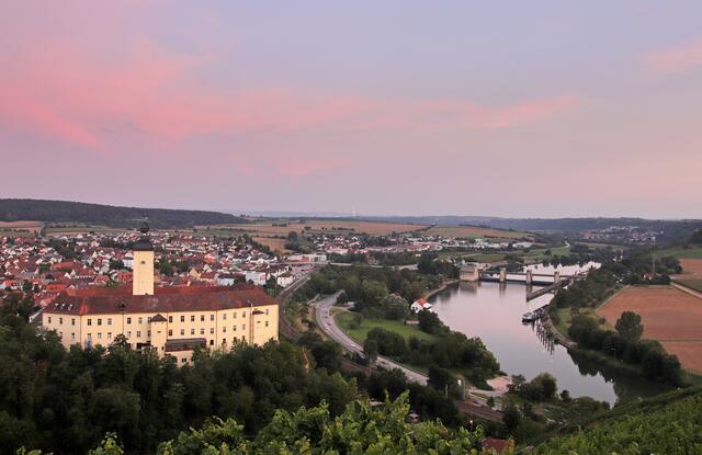 Sonnenuntergangmalte den Neckar, das Schloss Horneck und die Stadt in blau-rosa Farben an.