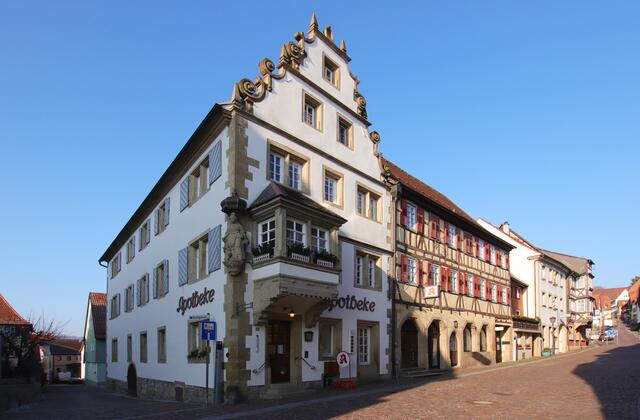 Schloßstraße mit der St. Elisabeth-Apotheke - Barockstatue zeigt die heilige Elisabeth von Thüringen mit einem Bettler - und mit dem Alten Rathaus.