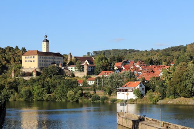 Schloss Horneck und die Altstadt von der Schleusse Gundelsheim