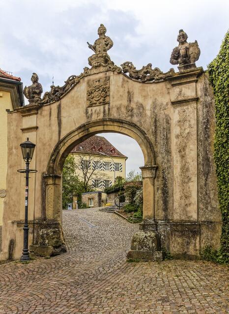 Die Schlossstrasse führt durch den Torbogen zum Schloss Horneck.