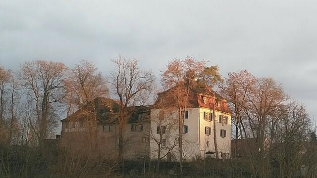 Oedheimer Bauzenschloss von den letzten Sonnenstrahlen des Tages angelacht
