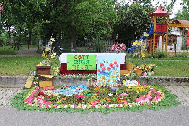 Blumenteppich des St. Elisabeth Kindergartens Oedheim an Fronleichnam