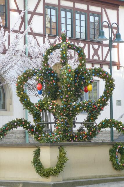 Osterschmuck am Brunnen neben dem Oedheimer Rathaus