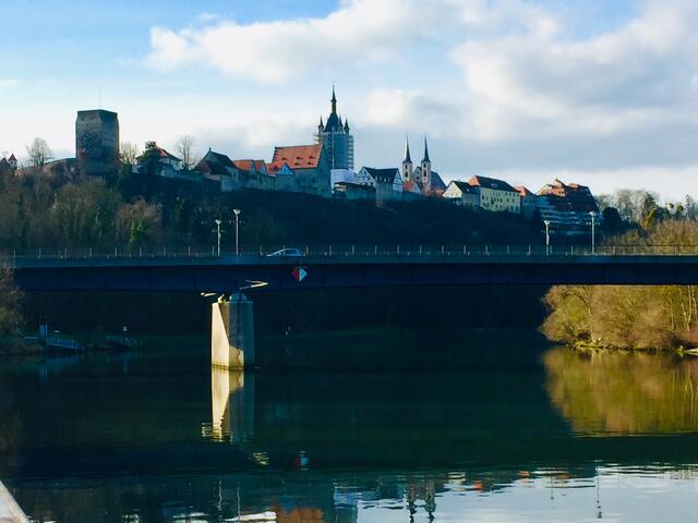 Das Boot steht in der Nähe vom Ruderverein Bad Wimpfen am Neckar