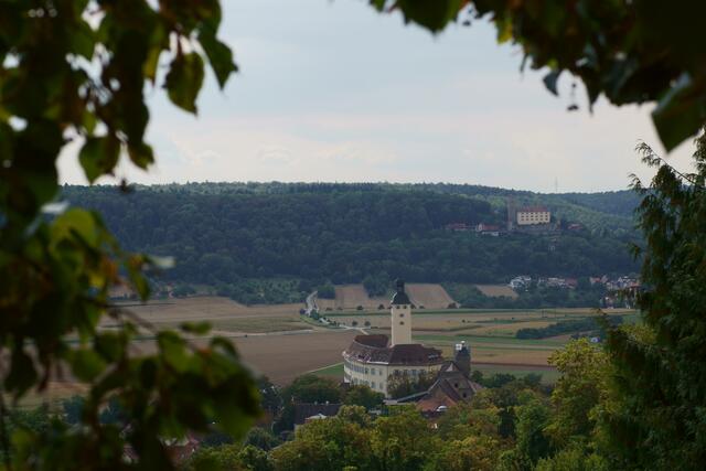 Schloss Horneck; Im Hintergrund Burg Guttenberg