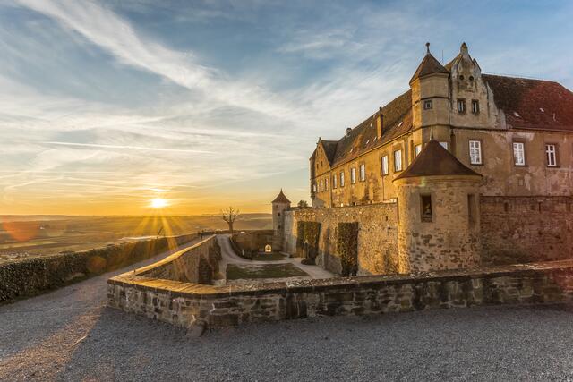 Stimmungsvoller Sonnenuntergang hinter der Burg Stettenfels