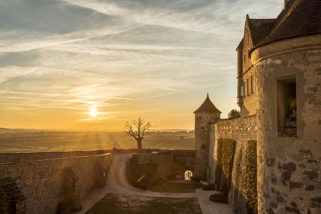 Teilansicht der Burg Stettenfels bei Sonnenuntergang