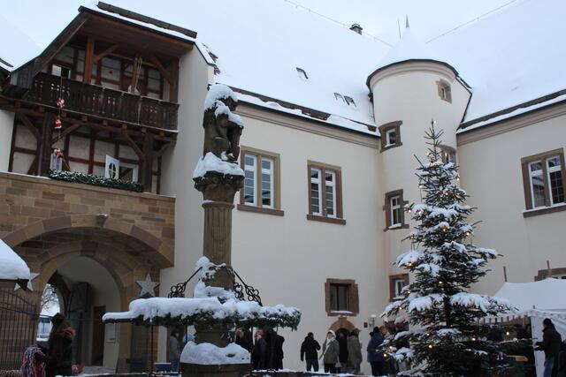 Im verschneiten Burghof