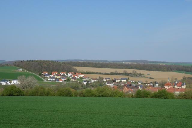 Dörzbach, Kirche und Schloss Messbach mit Neubaugebiet