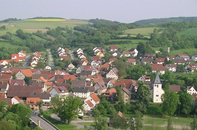 Dörzbach-Hohebach, Blick auf Kirche und Jagstbrücke