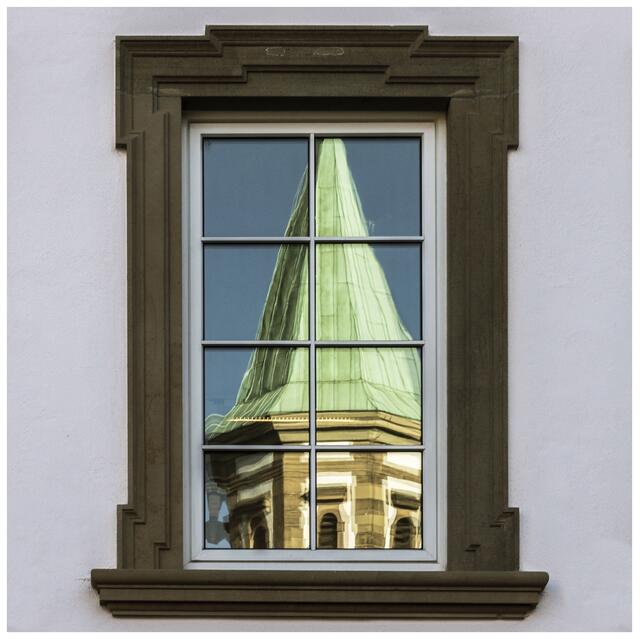 Der Turm des Deutschordensmünsters St. Peter und Paul spiegelt sich in einem Fenster des Deutschhof-Ensembles in Heilbronn. Heimatreporter Stephan Rückert wird damit auch mit einem 50-Euro-Gutschein belohnt. | Foto: Stephan Rückert