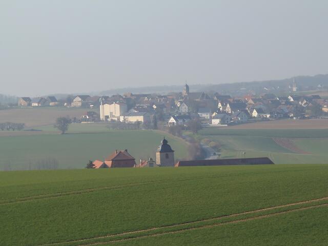 Blick über Schloss Heuchlingen hinweg nach Obergriesheim