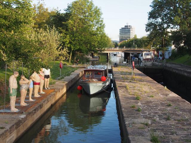 Die "Duscher" schauen beim Schleusen zu. Foto: Ulrike Heinricht