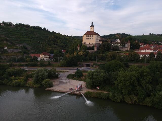 Feuerwehrübung am Neckar mit Schloss im Hintergrund