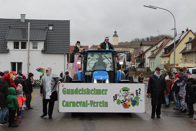 Faschingsumzug Gundelsheim im Hintergrund Schloss Horneck