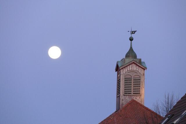 Vollmond über dem alten Rathaus