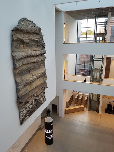 Das Zentrum der Kunsthalle ist das Atrium, ein imposanter, 22 Meter hoher Raum von rund 700 Quadratmetern Größe. An einer Wand ist ein monumentales Bleirelief von Anselm Kiefer angebracht