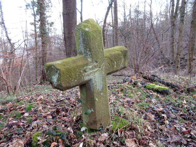 Auf dem Sühnekreuz ist die Mordwaffe, die Sichel, erhaben aufgebracht. http://www.suehnekreuz.de/bw/weinsberg.htm