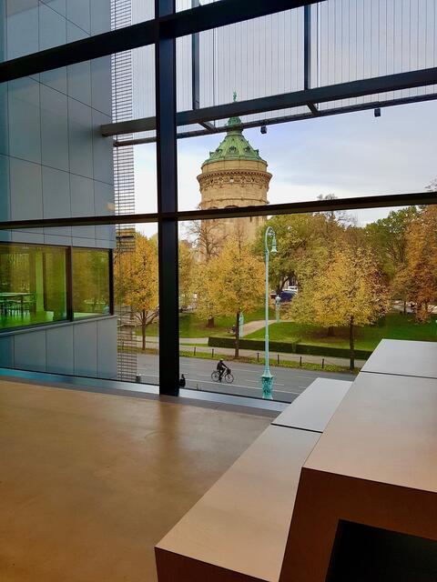 Von innen bieten sich immer wieder tolle Ausblicke auf den Wasserturm des Friedrichplatzes. Mit seinem Ensemble aus Turm, Garten, Wasserbecken und der angrenzenden Festhalle sowie der Kunsthalle gilt der Friedrichsplatz als eine der schönsten Jugendstilanlagen Deutschlands.