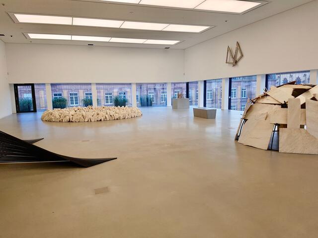 Ausstellungsansicht Kubus 7 der neuen Kunsthalle mit Blick zum alten  Jugendstil-Bau