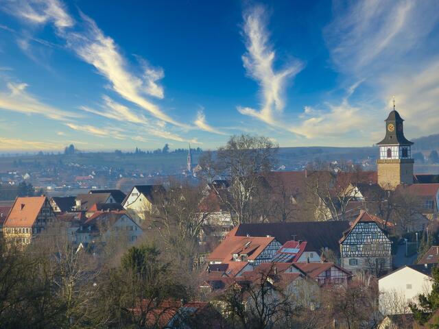 Neuenstadt mit Torturm, Schafstall und Dekanat, im Hintergrund die Kirche im Ortsteil Stein