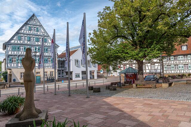 Güglingen, Kirchplatz mit Rathaus und Daphne