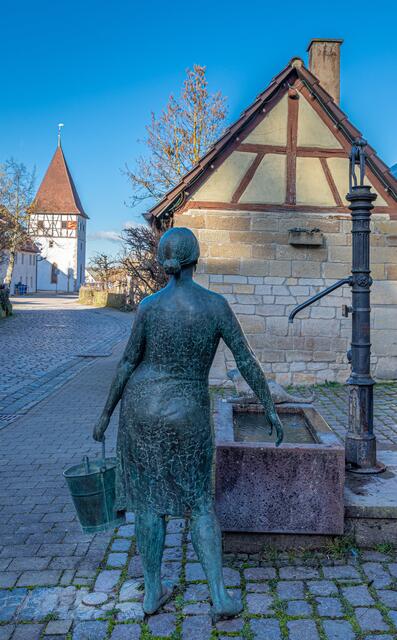Kirche in Eibensbach mit Backhäusle und Brunnenweible
