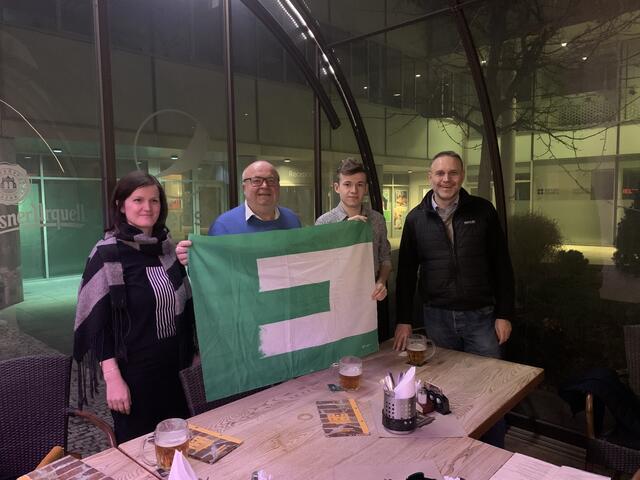 Übergabe einer UEF-Flagge