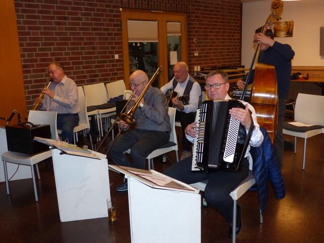 Das „Teachers Holiday Swing Quartett“ präsentierte Akkordeon Delikatessen. Als Solist stand Bernd Zacharias am Akkordeon im Mittelpunkt.