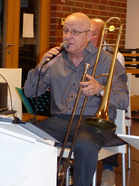 Fritz Resech singt mit originellem Zungenschlag die Tonfilmschlager und Evergreens.