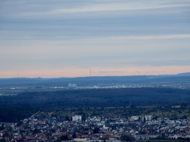 Mit bloßem Auge ist am Horizont der Stuttgarter Fernsehturm zu erkennen.